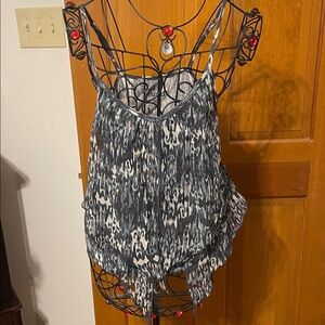 💨💨💨3 for 12$💨💨💨Mudd Black and White Patterned Camisole-Large